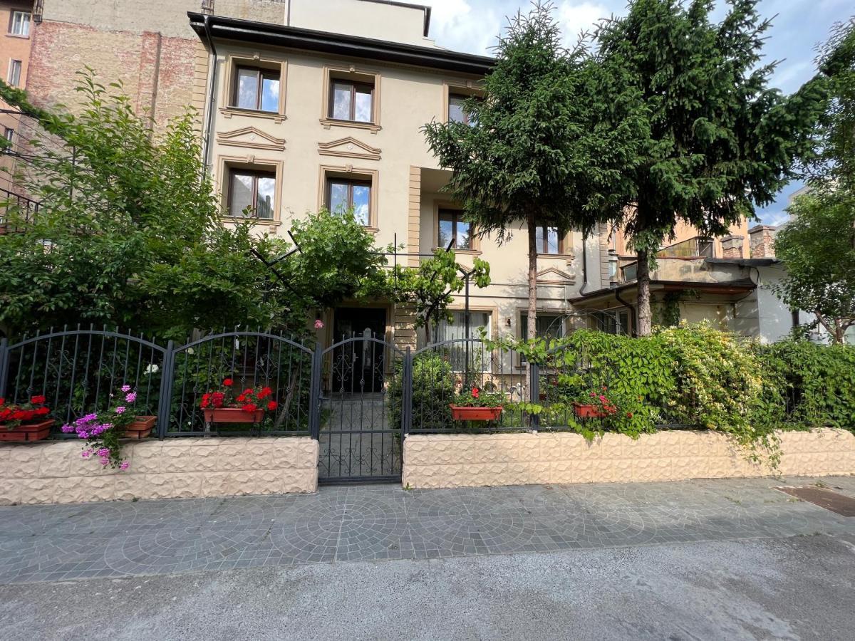 Hotel Boutique Cathedral Plaza Residences Room For Rent Downtown Bukares Bagian luar foto