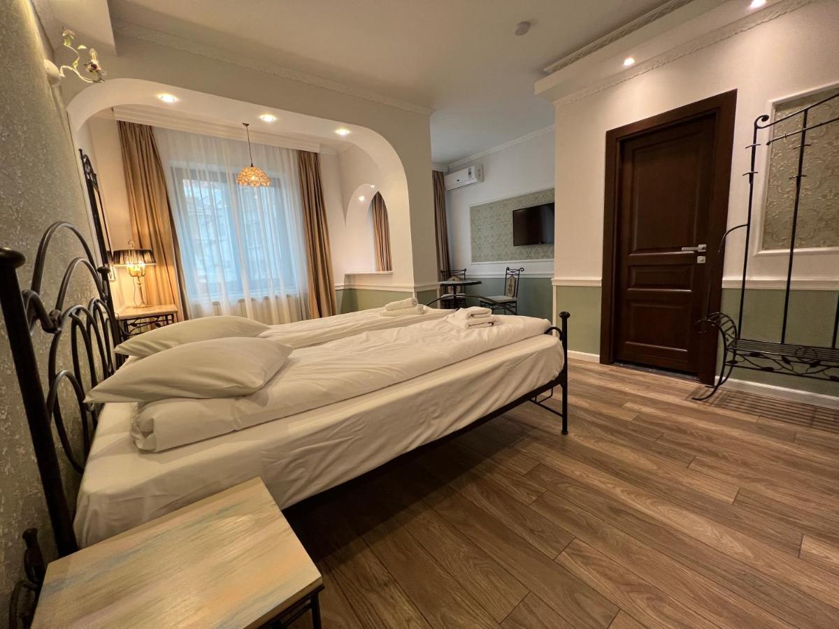 Hotel Boutique Cathedral Plaza Residences Room For Rent Downtown Bukares Bagian luar foto