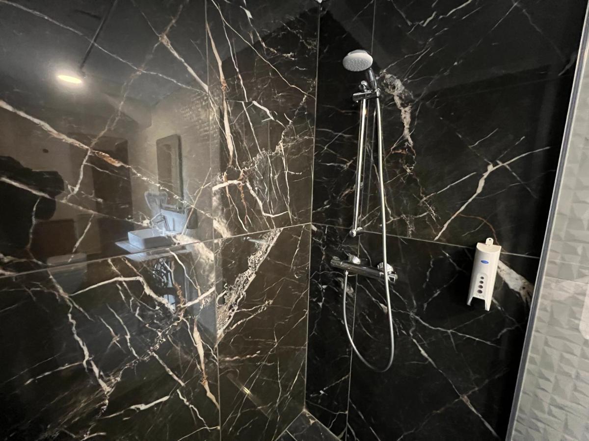 Hotel Boutique Cathedral Plaza Residences Room For Rent Downtown Bukares Bagian luar foto