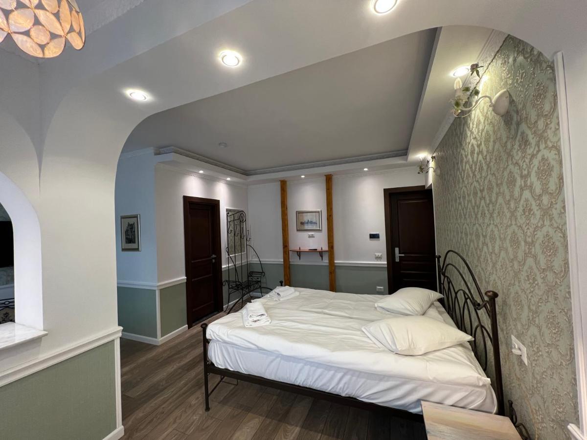 Hotel Boutique Cathedral Plaza Residences Room For Rent Downtown Bukares Bagian luar foto