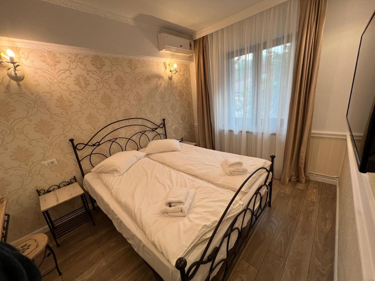 Hotel Boutique Cathedral Plaza Residences Room For Rent Downtown Bukares Bagian luar foto