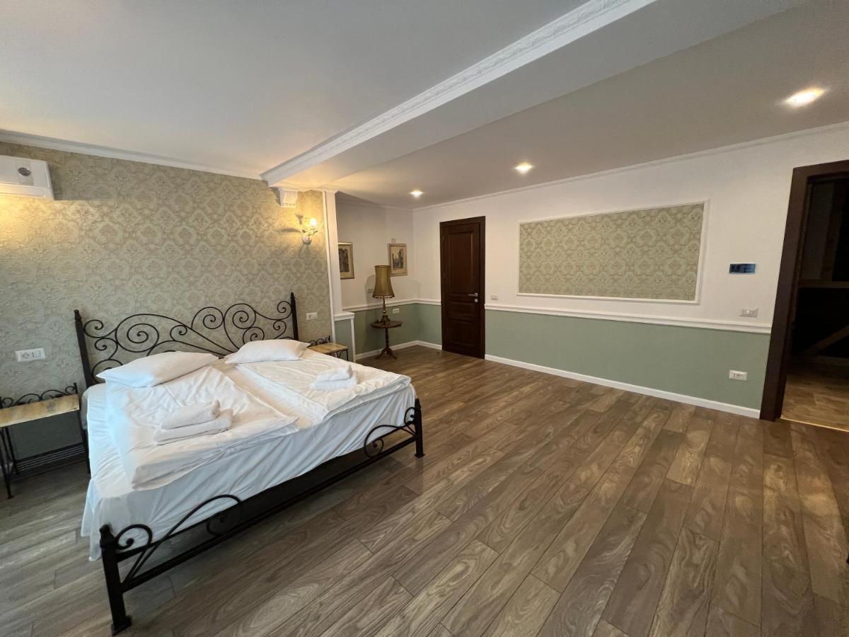 Hotel Boutique Cathedral Plaza Residences Room For Rent Downtown Bukares Bagian luar foto