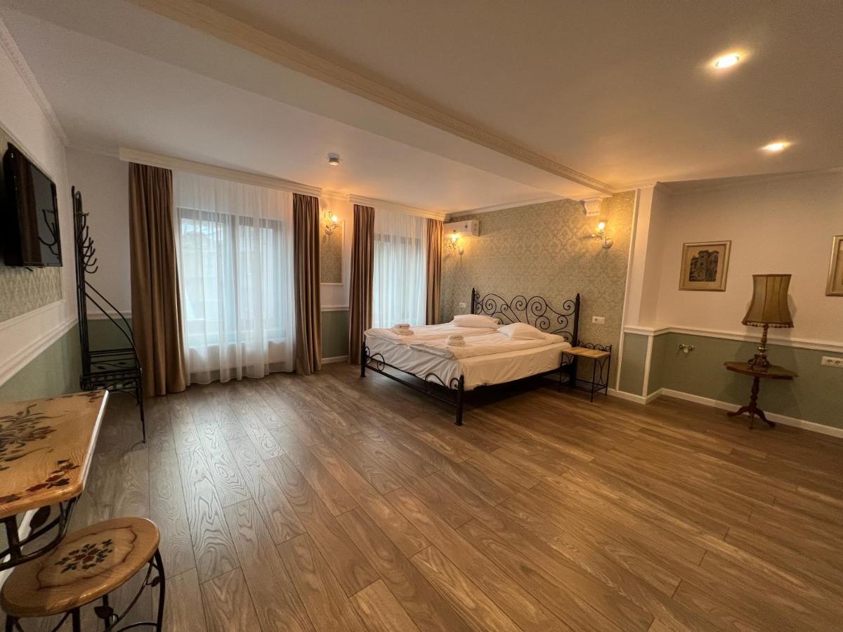 Hotel Boutique Cathedral Plaza Residences Room For Rent Downtown Bukares Bagian luar foto