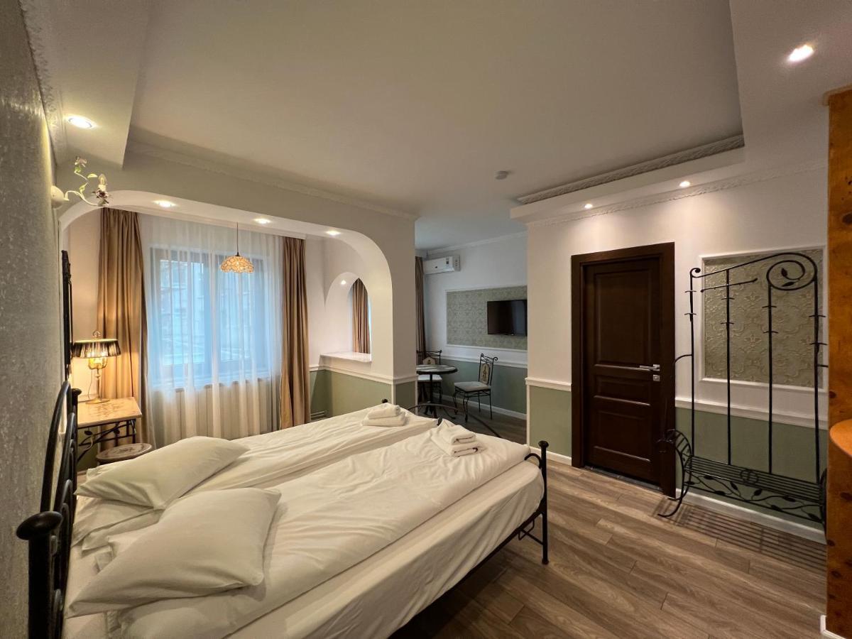 Hotel Boutique Cathedral Plaza Residences Room For Rent Downtown Bukares Bagian luar foto