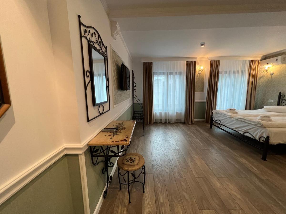 Hotel Boutique Cathedral Plaza Residences Room For Rent Downtown Bukares Bagian luar foto