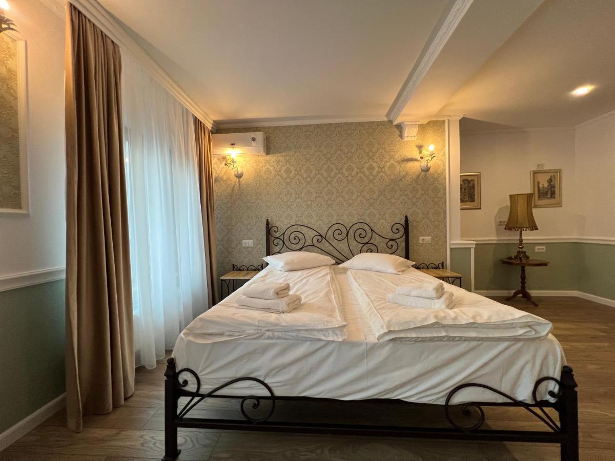 Hotel Boutique Cathedral Plaza Residences Room For Rent Downtown Bukares Bagian luar foto