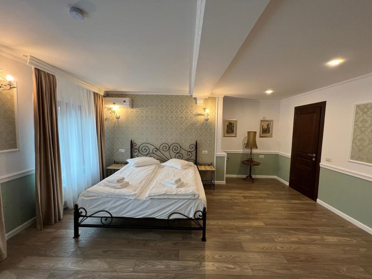 Hotel Boutique Cathedral Plaza Residences Room For Rent Downtown Bukares Bagian luar foto