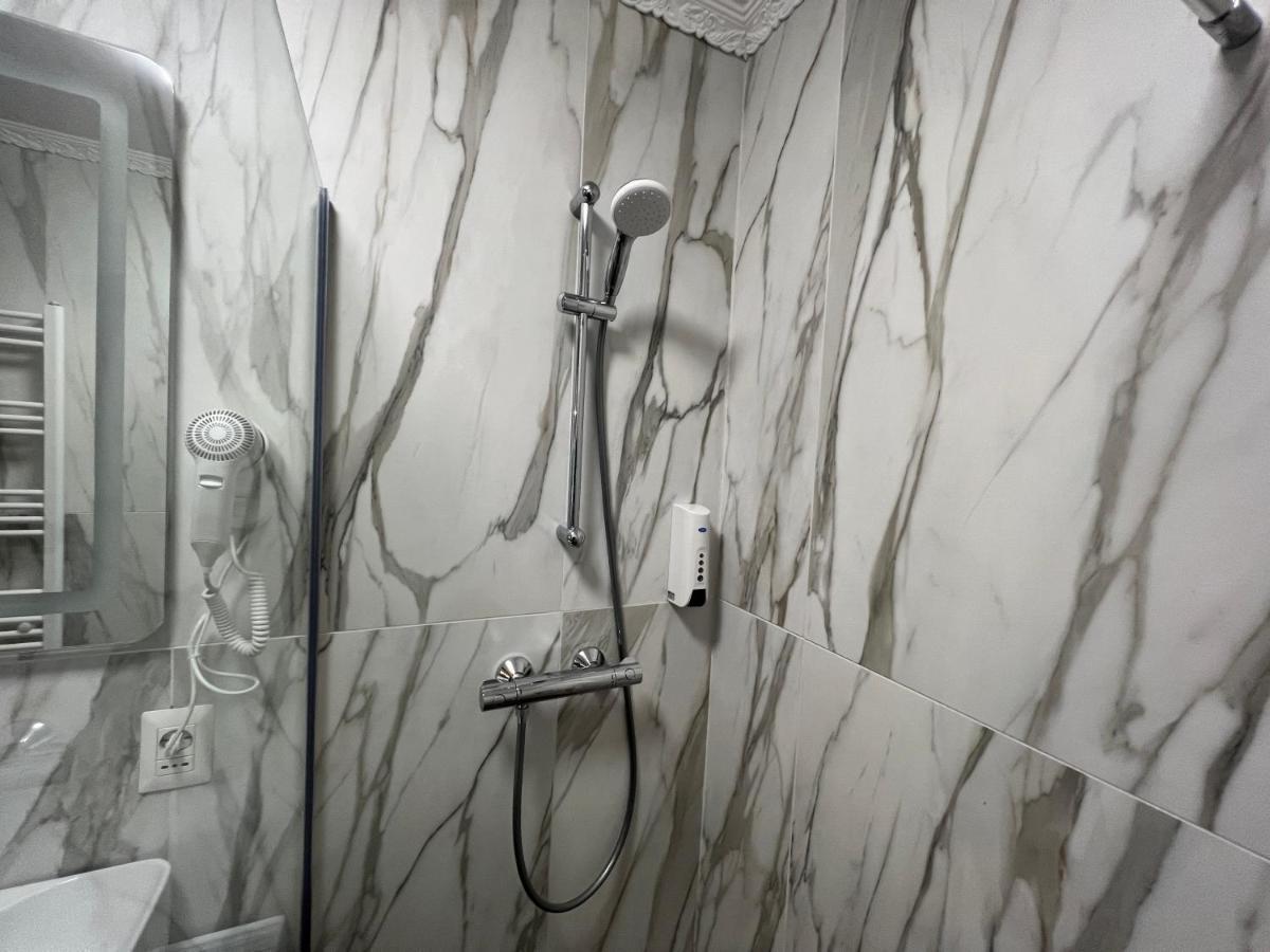 Hotel Boutique Cathedral Plaza Residences Room For Rent Downtown Bukares Bagian luar foto