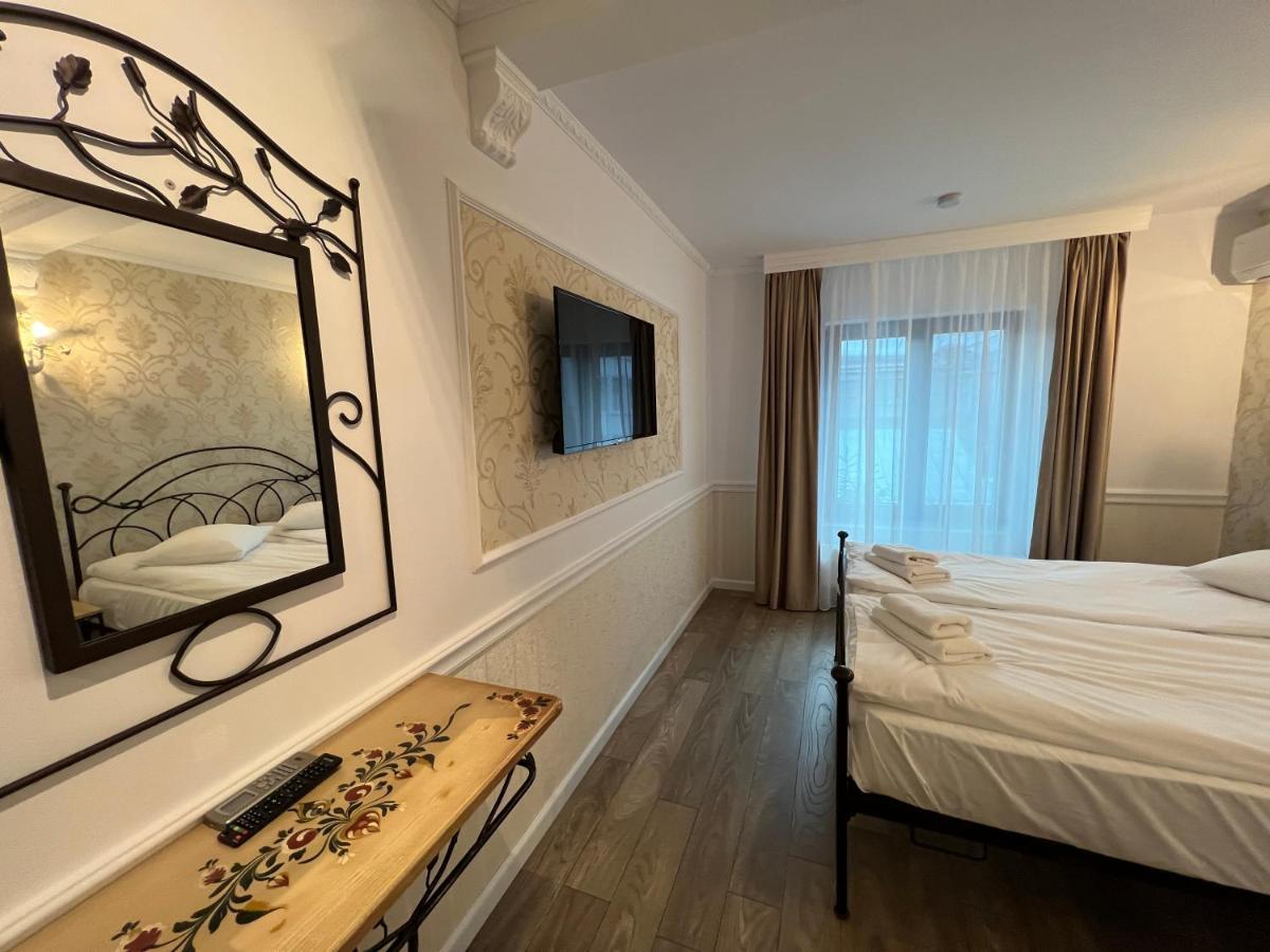 Hotel Boutique Cathedral Plaza Residences Room For Rent Downtown Bukares Bagian luar foto
