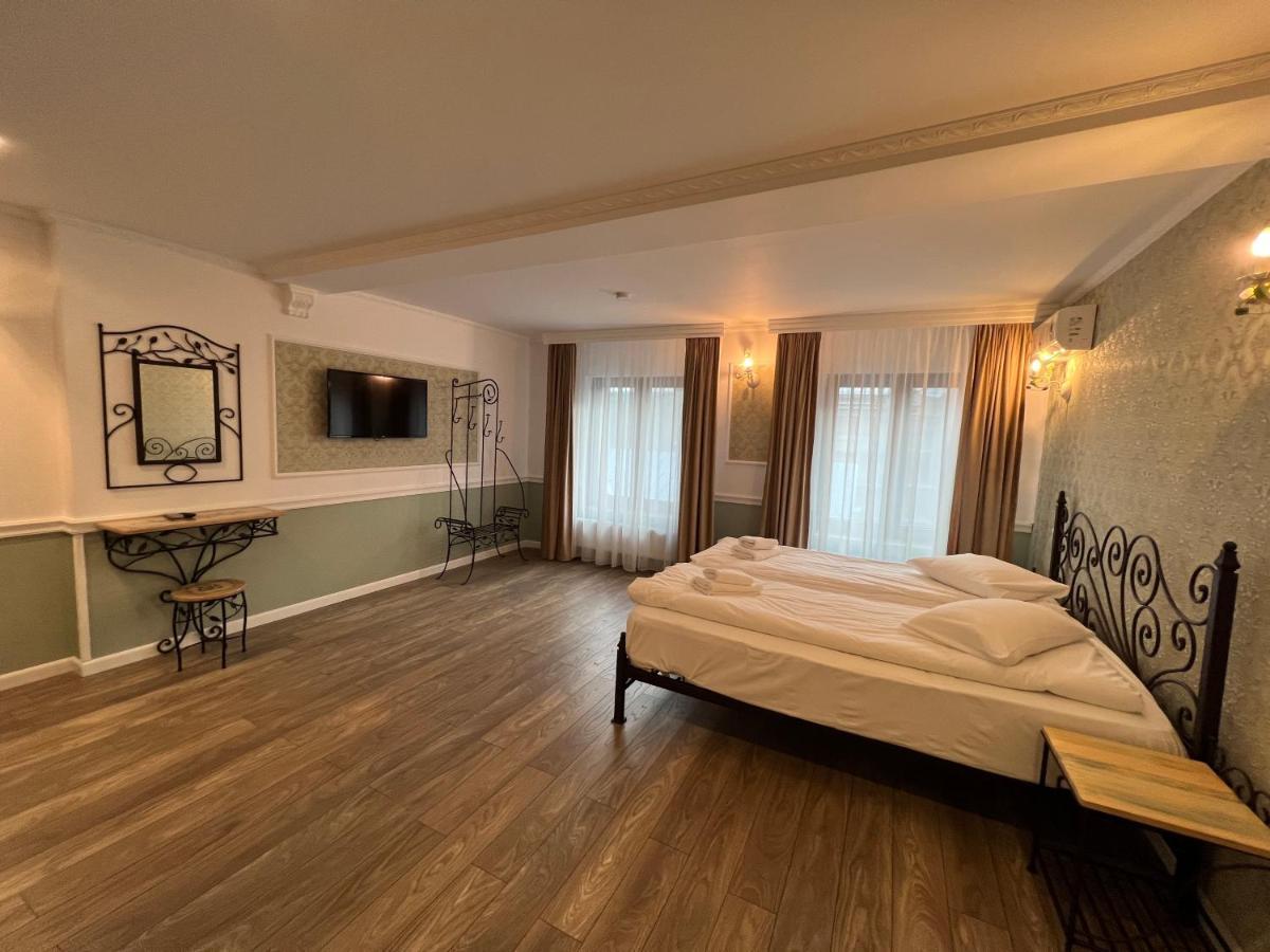 Hotel Boutique Cathedral Plaza Residences Room For Rent Downtown Bukares Bagian luar foto