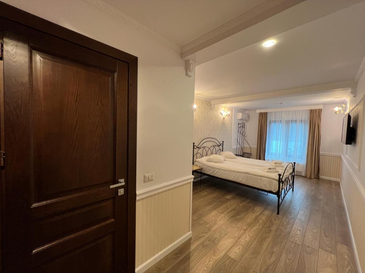 Hotel Boutique Cathedral Plaza Residences Room For Rent Downtown Bukares Bagian luar foto