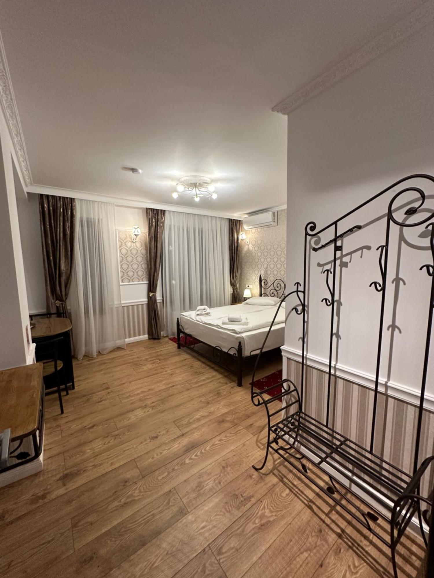 Hotel Boutique Cathedral Plaza Residences Room For Rent Downtown Bukares Bagian luar foto