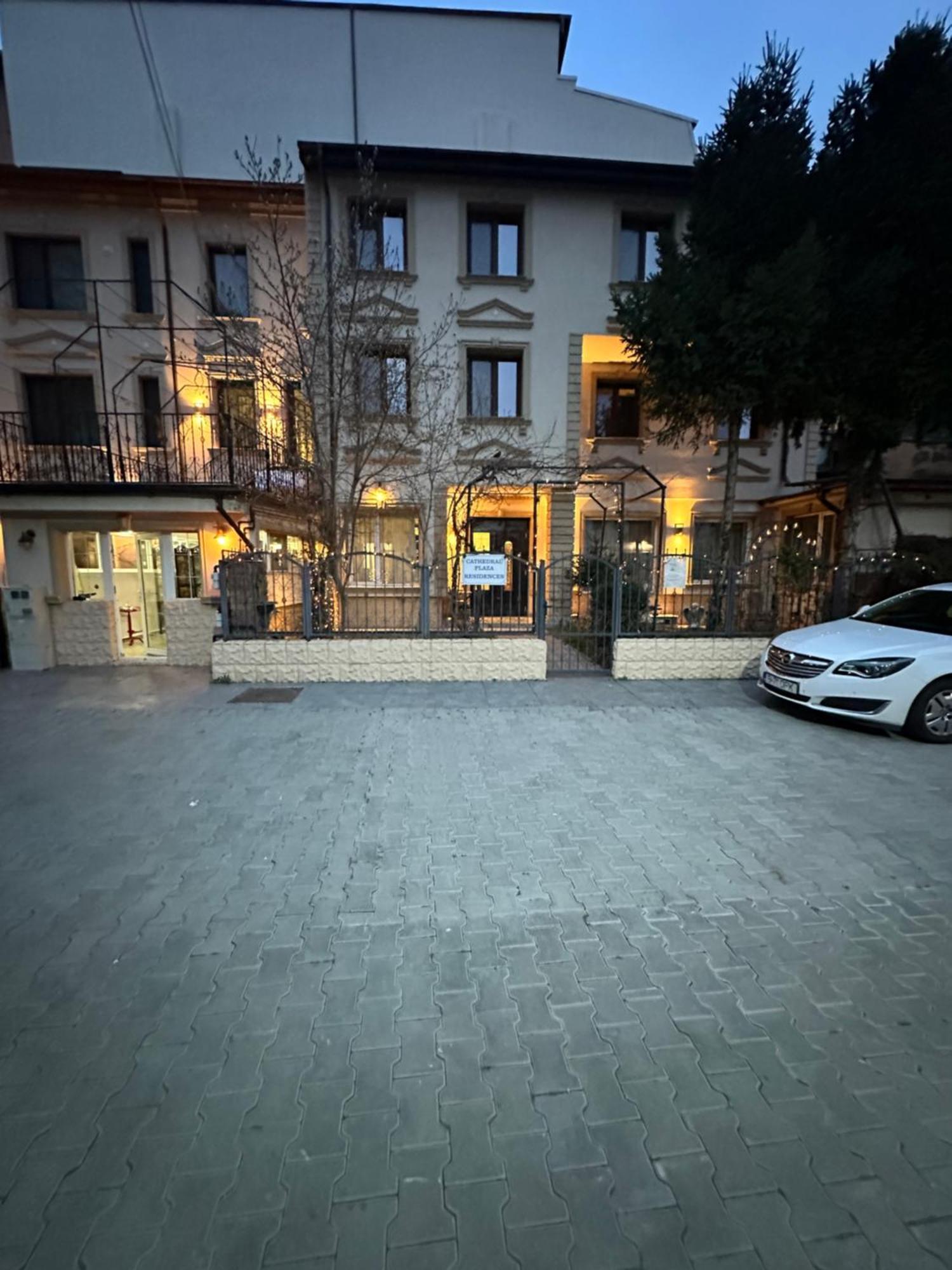Hotel Boutique Cathedral Plaza Residences Room For Rent Downtown Bukares Bagian luar foto