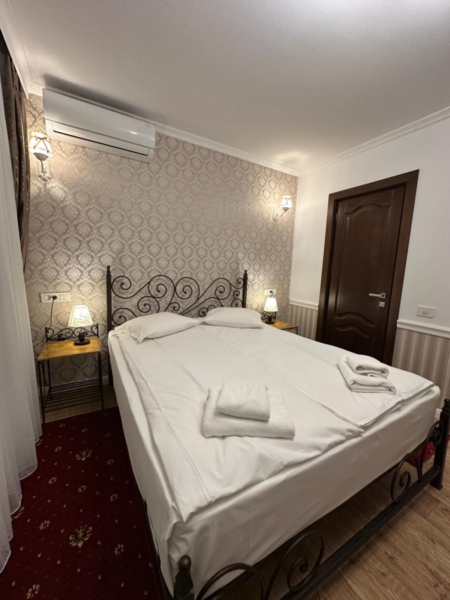 Hotel Boutique Cathedral Plaza Residences Room For Rent Downtown Bukares Bagian luar foto